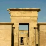 معبد هيبس: جوهرة الأثر الفريدة في الصحراء الغربية