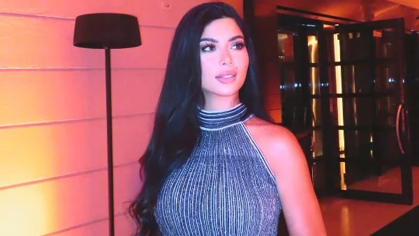 كارولين عزمي تتألق بفستان جمالي ملون