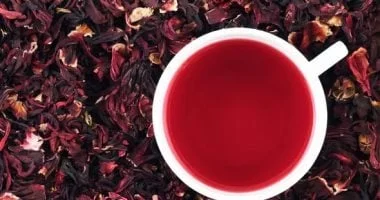 الكركديه الساخن أم البارد: أيهما أفضل لخفض ضغط الدم؟