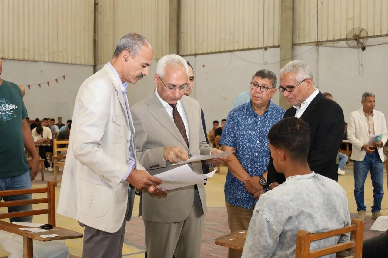 رئيس جامعة المنيا يتفقد امتحانات الكليات