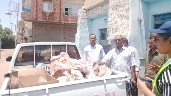 ضبط 85 كيلو لحوم و424 قطعة مواد غذائية منتهية الصلاحية
