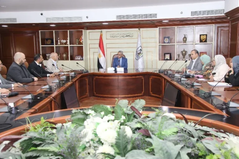 محافظ بني سويف يلتقي مستثمري بياض العرب الصناعية