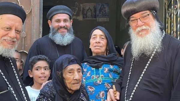 أسقف المنيا يزور أكبر معمرة في قرية التل