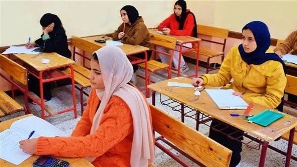 إحالة موظفة للقانون بسبب مساعدة نجلها في الامتحانات