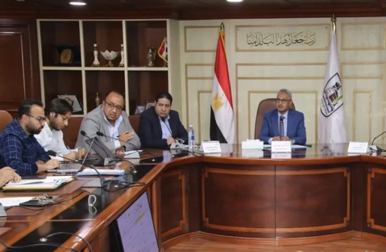 محافظ بني سويف يناقش مشروعات مبادرة "حياة كريمة"
