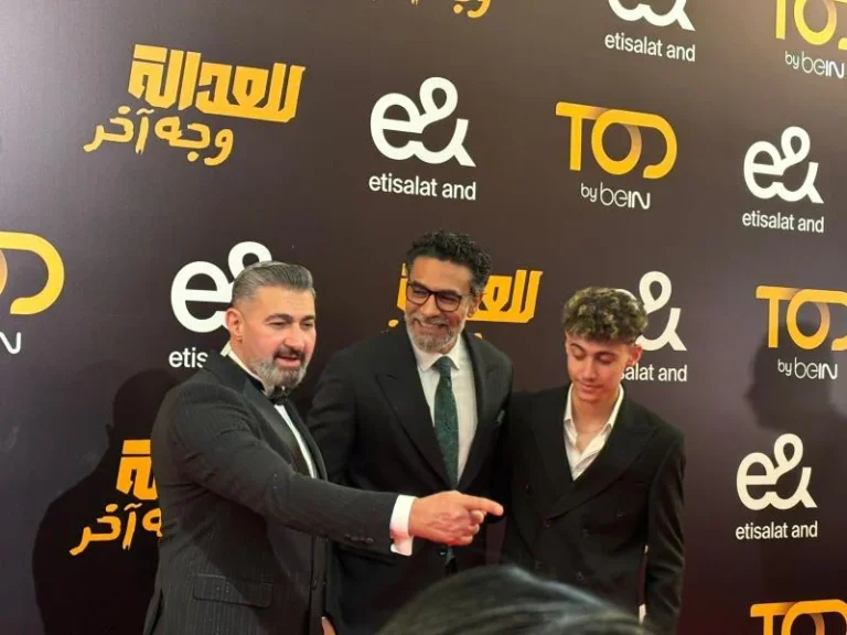 ياسر جلال يستقبل محمد علاء بالأحضان في عرض «للعدالة وجه آخر»