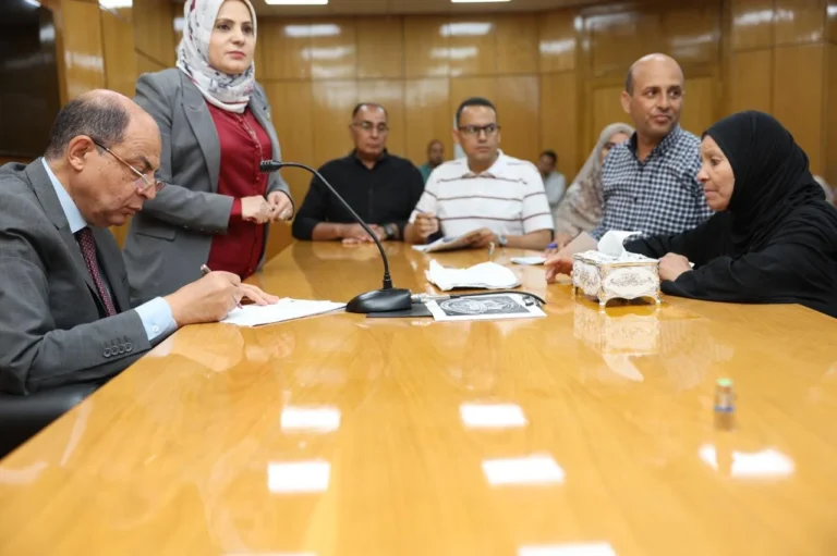 محافظ المنيا يلتقي المواطنين لحل المشكلات الخدمية