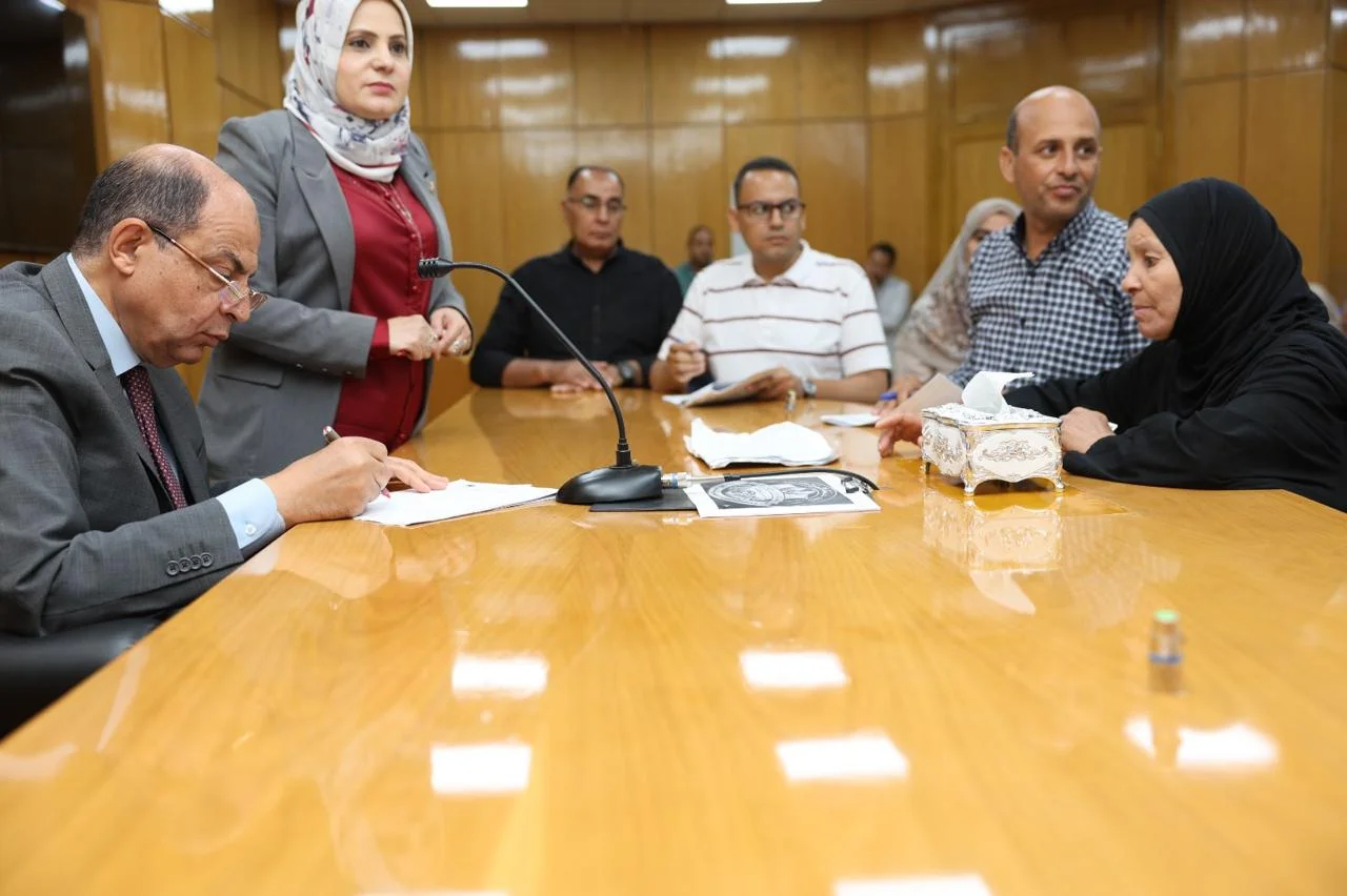 محافظ المنيا يلتقي المواطنين لحل المشكلات الخدمية