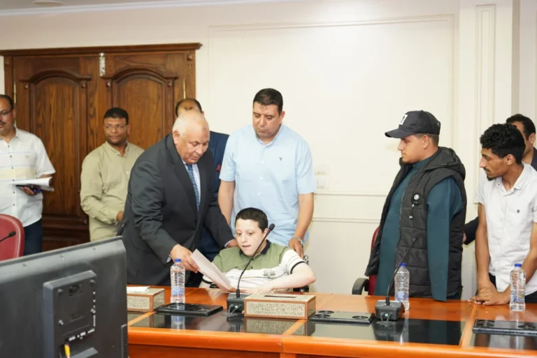 محافظ مطروح يسلم عقود عمل لذوي الهمم