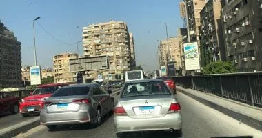 كثافات مرورية متوسطة في شوارع القاهرة والجيزة