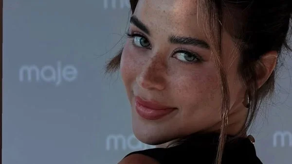 يارا السكرى تخطف الأنظار بفستان جريء