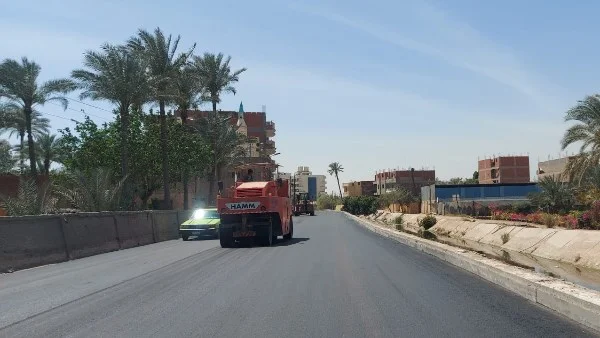 رصف ورفع كفاءة طريق ترعة فهمي في منشأة القناطر