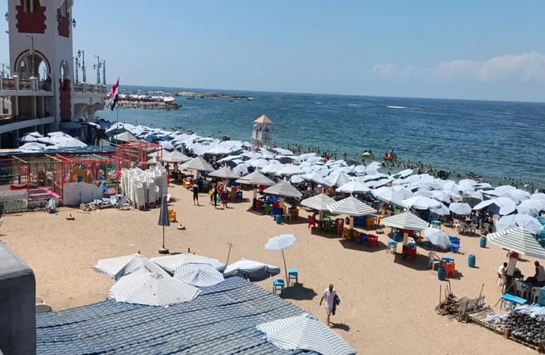 حالة البحر وألوان الرايات بشواطئ الإسكندرية اليوم