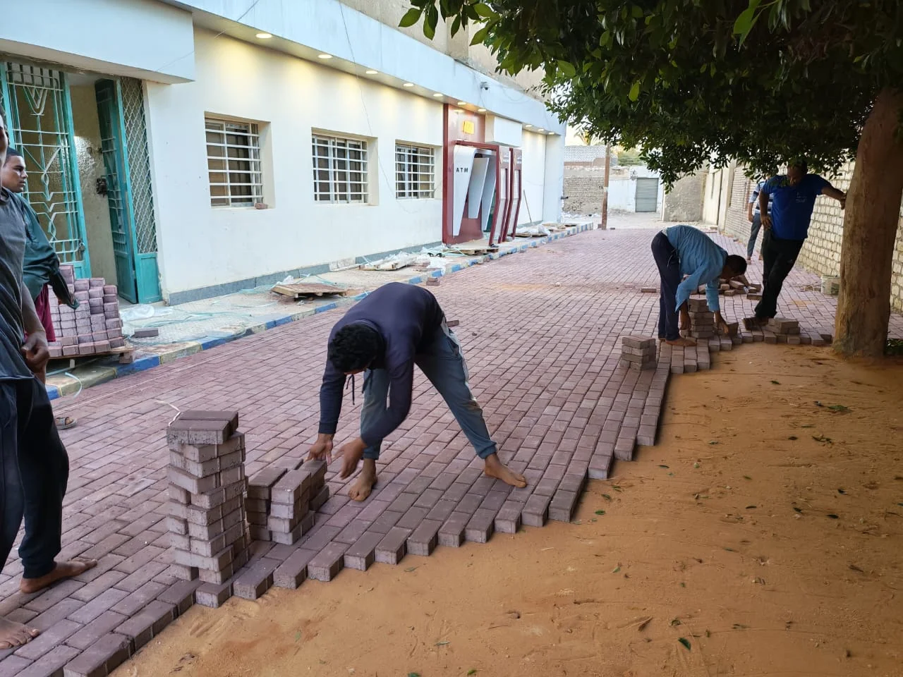تطوير الطرق في الباويطي بواحات الجيزة
