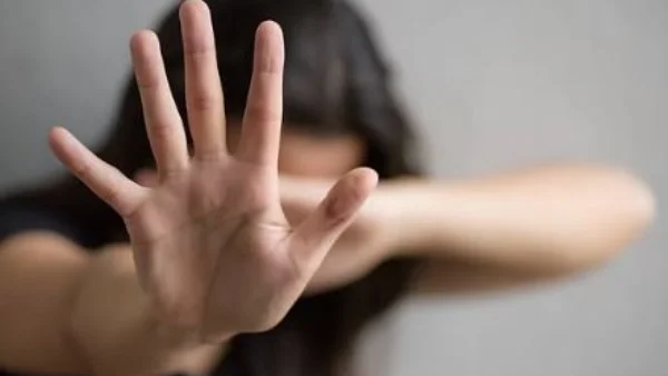 التحقيق في بلاغ فنانة ضد صبية تحرشوا بابنتها في أكتوبر
