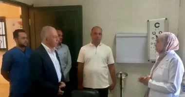 رئيس مركز الخارجة يزور وحدة العبور الصحية وحديقتها