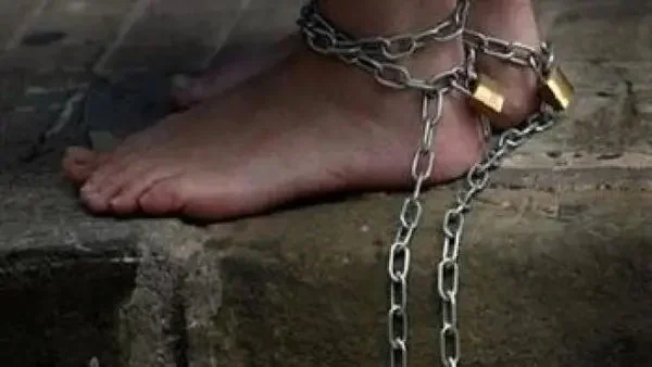 تفاصيل قضية تكبيل فتاة بالجنازير في المنيرة الغربية