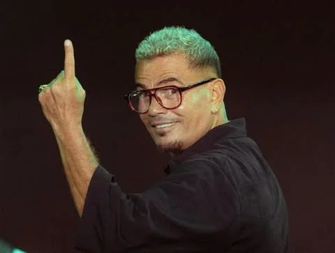 نجاح قياسي لأغنية "بابا" لعمرو دياب