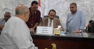 محافظ سوهاج يستمع لشكاوى المواطنين في لقاء دوري