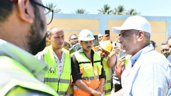 وزير الإنتاج الحربي يتفقد مشروعات حياة كريمة في أسيوط