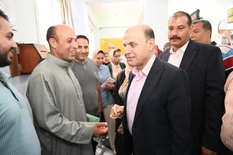 محافظ الغربية يتفقد المركز التكنولوجي بخدمات المواطنين