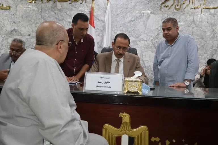 محافظ سوهاج يستمع لمطالب المواطنين في لقاء جماهيري