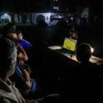 النازحون في غزة يشاهدون كأس العالم وسط الأنقاض