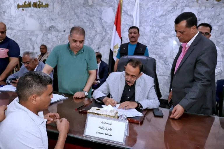 محافظ سوهاج يعقد لقاءً جماهيرياً أسبوعياً لمناقشة مطالب المواطنين