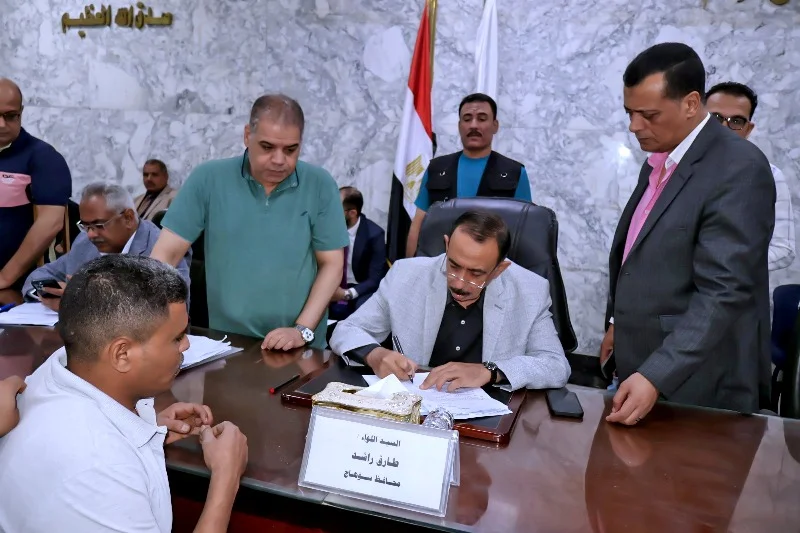 محافظ سوهاج يعقد لقاءً جماهيرياً أسبوعياً لمناقشة مطالب المواطنين