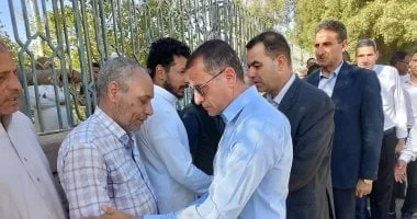 محافظ أسوان يشارك في تشييع معلمة توفيت بحادث أليم