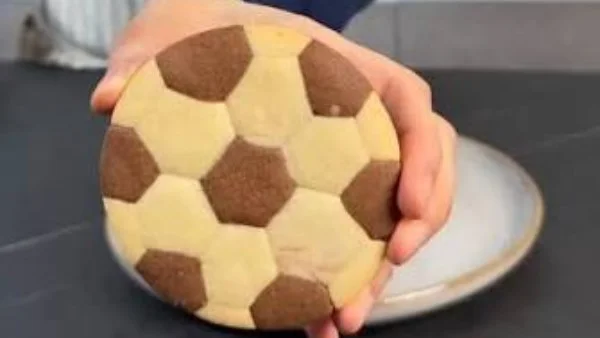 طريقة عمل كوكيز كأس العالم بشكل كرة القدم
