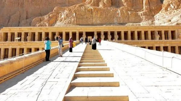 ترحيل بلوجر أمريكي وصديقته من مصر