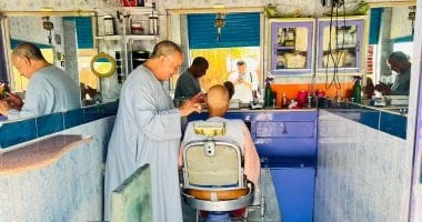 محل حلاقة بقنا يحكي 75 عامًا من الذكريات