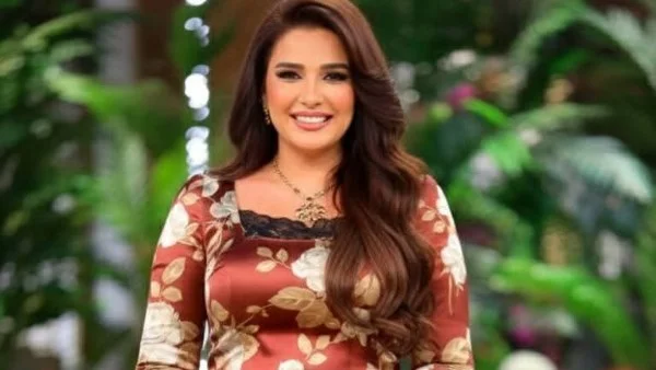 إطلالة ياسمين عبد العزيز تتألق بمكياج جريء
