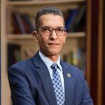 الدكتور أحمد يحيى مجلي يكتب.. “رجل الأقدار”.. عندما تتحول السيرة إلى وثيقة وطنية