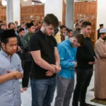 حكم دخول المسجد وقت العصر دون أداء صلاة الظهر