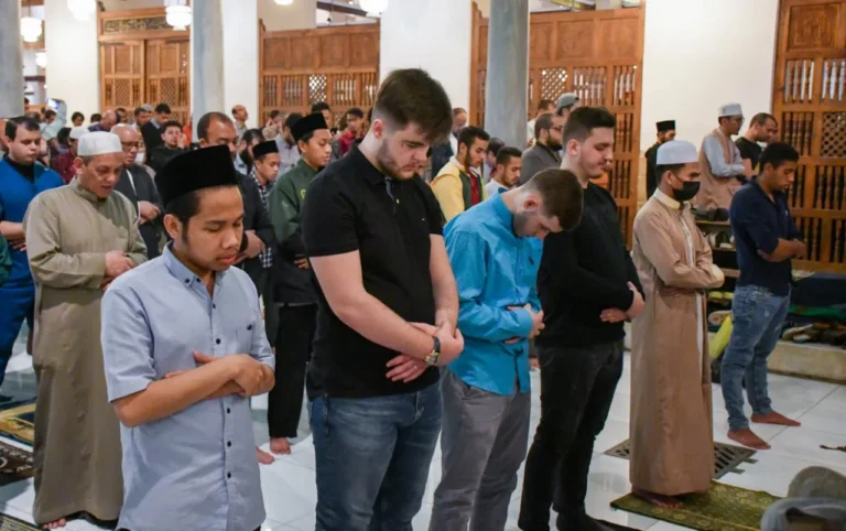 حكم دخول المسجد وقت العصر دون أداء صلاة الظهر