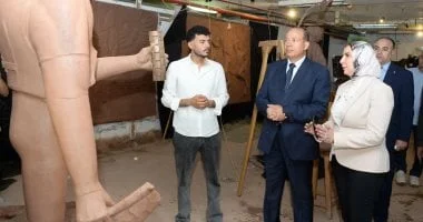 رئيس جامعة المنصورة يتفقد معرض مشروعات تخرج الفنون الجميلة
