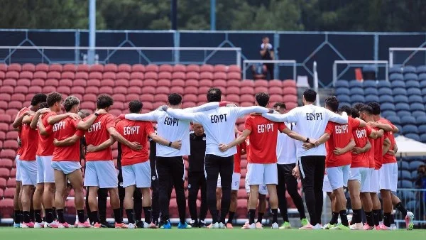 رئيس بعثة منتخب مصر يعلق على أداء الفريق ودعم صلاح
