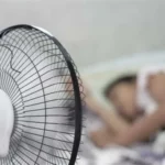 أضرار النوم أمام المروحة ليلاً