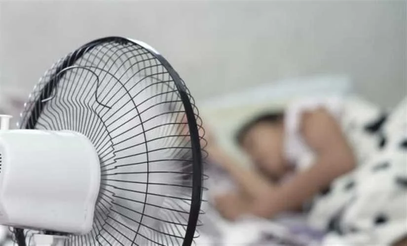 أضرار النوم أمام المروحة ليلاً