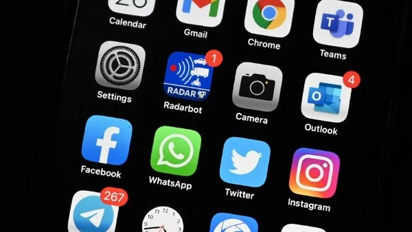 تطبيقات تدمر بطارية هاتفك وتعرّض خصوصيتك للخطر