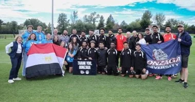 منتخب مصر يهدي قميص الفراعنة لجامعة جونزاجا الأمريكية