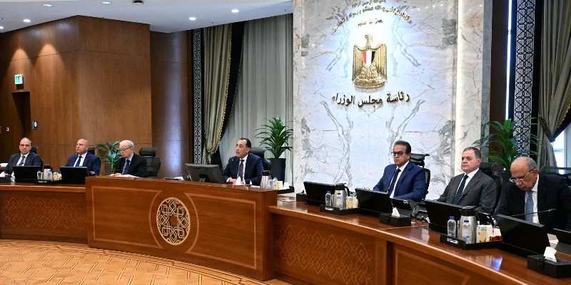 وزير الكهرباء يستعرض خطط الطاقات المتجددة في مصر