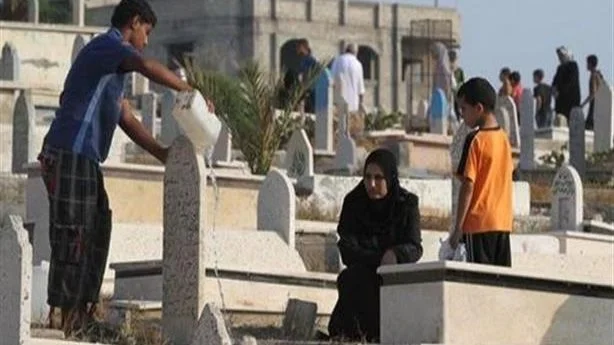 هل يسمع الميت ويرى بعد وفاته؟ توضيحات من دار الإفتاء