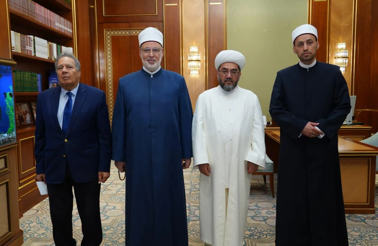 الضويني يلتقي مفتي أوزبكستان لتعزيز التعاون العلمي