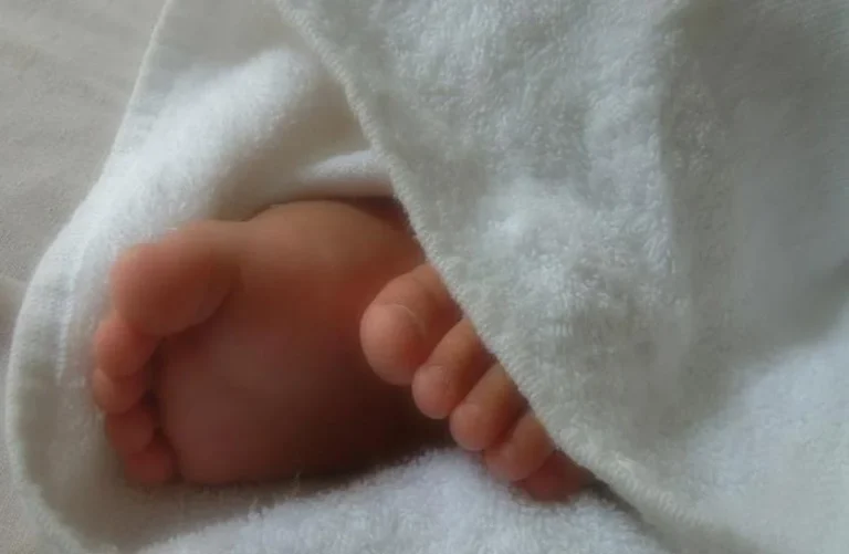 حبس شاب وفتاة تخلصا من رضيع بجوار مستشفى حلوان