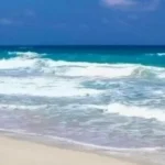 تحذيرات من السباحة في شواطئ مطروح بسبب ارتفاع الأمواج