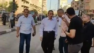 محافظ سوهاج يتفقد حريقًا هائلًا في عقار الاتصالات
