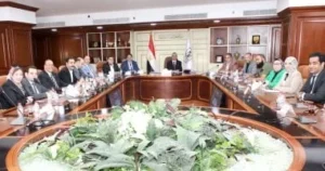 اجتماع محافظ بني سويف لمناقشة قضايا مياه الشرب والصرف الصحي